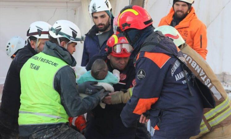 Hatay’da Mucize Gibi Bir An! Anne Ve 6 Aylık Bebeği Enkazdan Sağ Çıktı