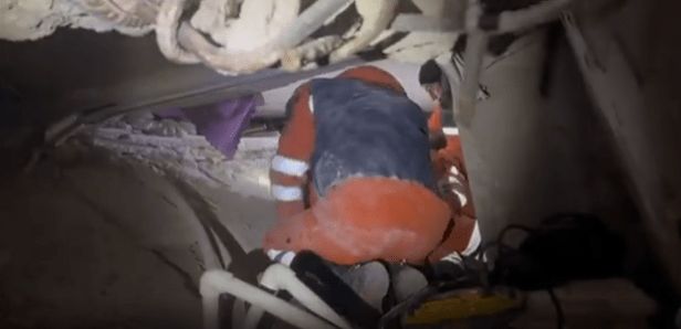 47 saat sonra gelen mucize! 19 yaşındaki genç enkazdan sağ çıkarıldı