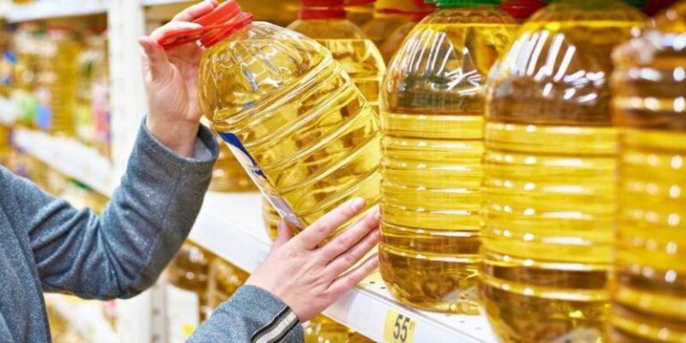Bu marketlerde Ayçiçek yağının fiyatlarını görenler kapış kapış alıyor! Yeni yıl gelmeden alın bu indirim kaçmaz