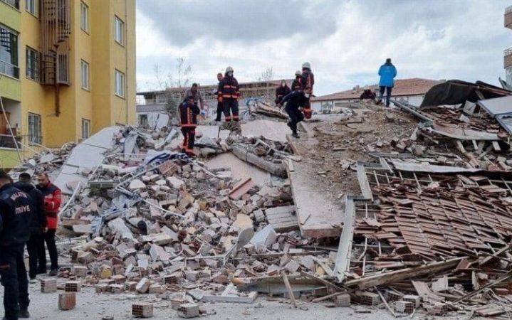 Malatya’da 4 Katlı Bir Bina Çöktü