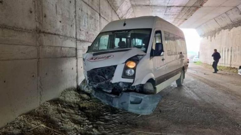 Öğrenci Taşıyan Minibüs ile Otomobil Çarpıştı: Yaralılar Var