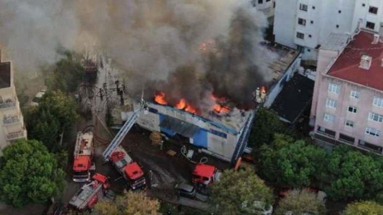 Arnavutköy’de Plastik İmalathanesinde Yangın Çıktı