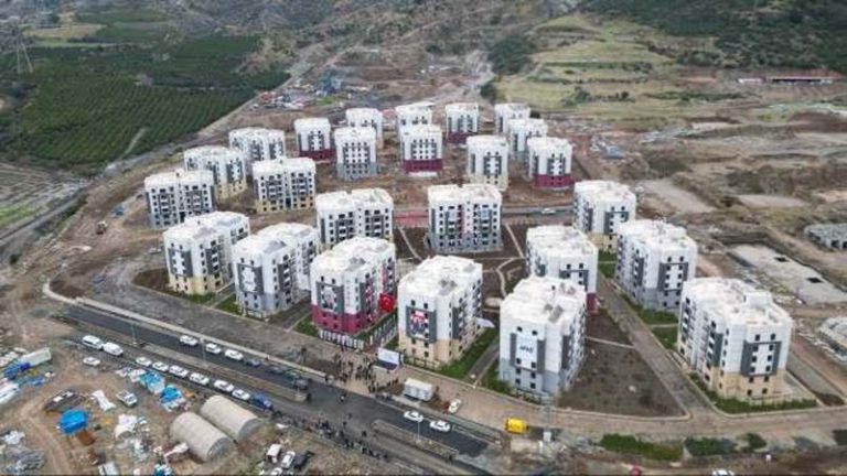 Hatay Valisi Masatlı, Depremzedelere Konut Anahtarlarını Teslim Etti