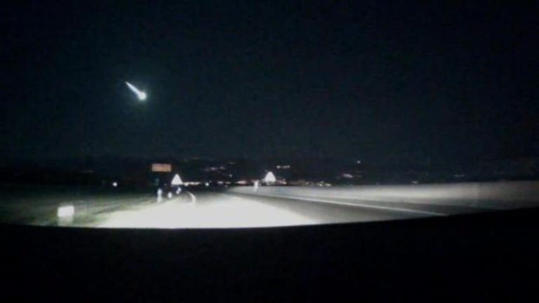 Meteor Gökyüzünde Belirdi! Heyecan Verici Görüntüler!