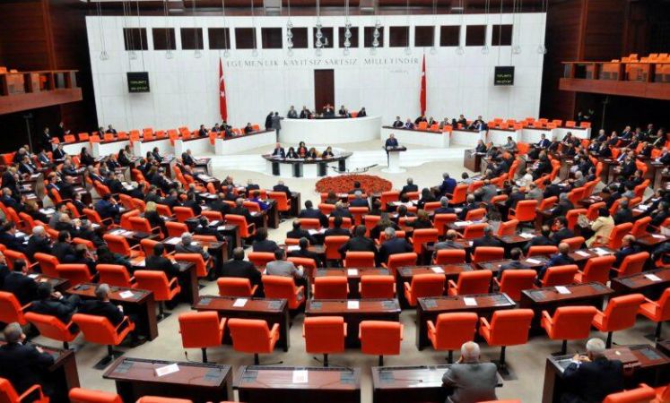 Kamuda sözleşmeli çalışana müjde! Kadro sorununu çözen kanun Meclis’te onaylandı