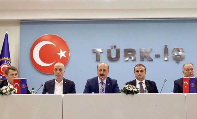 700 Bin Kamu İşçisinin Maaşı Pazarlık Masasında! Ücretleri 2025’e Kadar Etkileyecek Karar Gündemde