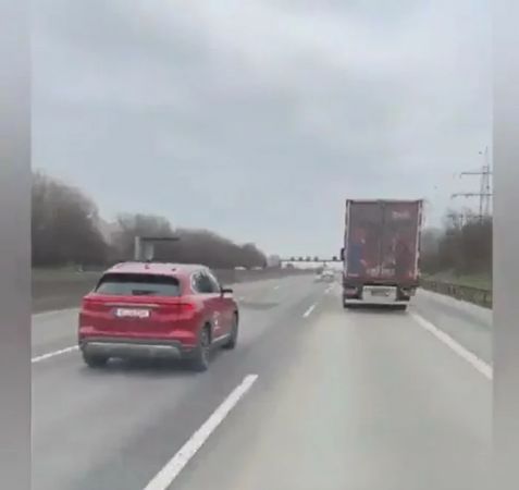 TOGG Almanya Sokaklarında Görüldü! Trafikte Görülen TOGG Sosyal Medyada Gündem Oldu!