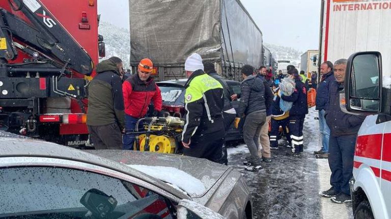 Bolu’da Zincirleme Kaza Ankara Yolu Kapandı