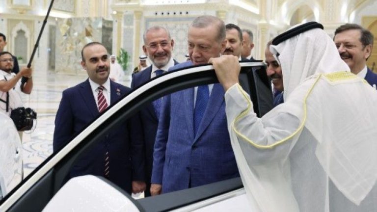Erdoğan’dan BAE Devlet Başkanı Al Nahyan’a TOGG Hediye Etti