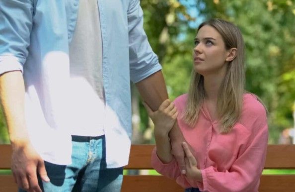 Evli Kadın Başkasına Aşık Olursa Nasıl Davranır? Davranış Hareketleri