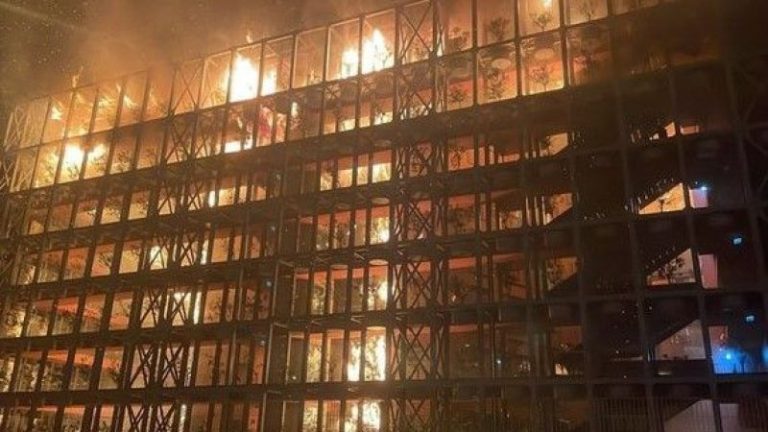 İzmir Narlıdere’deki Folkart Sitesi’nde Büyük Yangın Panik Yarattı! Son Durum…