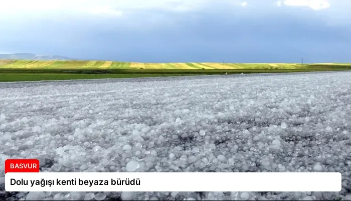 Dolu yağışı kenti beyaza bürüdü