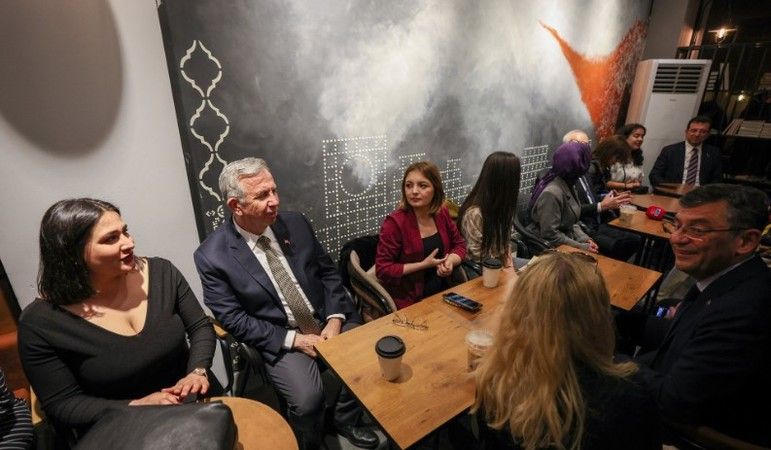 Kılıçdaroğlu Konya’da Gittiği Kafe’de Gençlerle Buluştu!