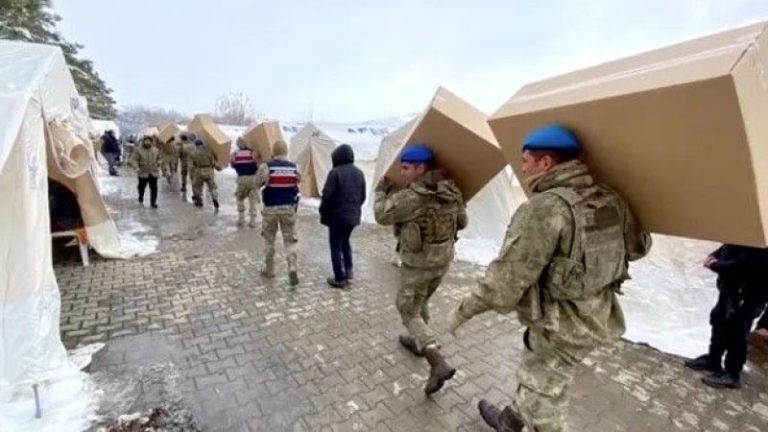 Mehmetçik Depremzedenin Her İhtiyacına Yetişiyor…