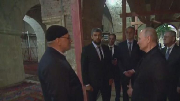 Putin’den Cami Ziyareti! Hediye Edilen Kur’an-I Kerim’i Aldı