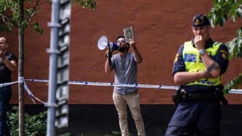 Skandal Bitmiyor! İsveç’te Kuran Tekmelendi