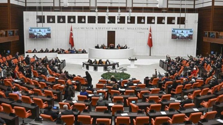 Emeklilere Bayram İkramiyesi Müjdesi! Mecliste Kabul Edildi İkramiye 3 Bin Liraya Çıktı