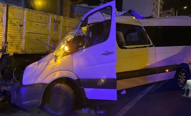 Tur Minibüsü Kamyona Çarptı: 2 Ölü ve Çok Sayıda Yaralı Var